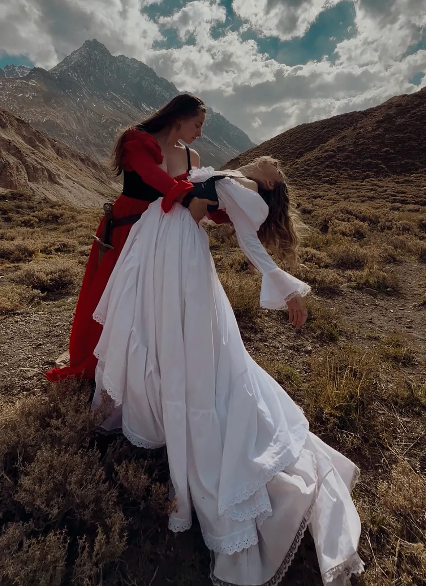 Galadriel: movimiento, mangas y corset para construir un personaje con presencia.