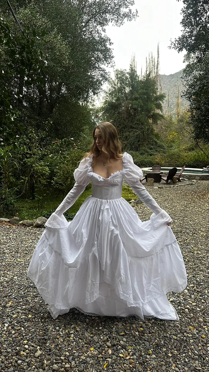Cisne Blanco: vestido blanco de mangas abullonadas y falda amplia, romántico y nupcial.