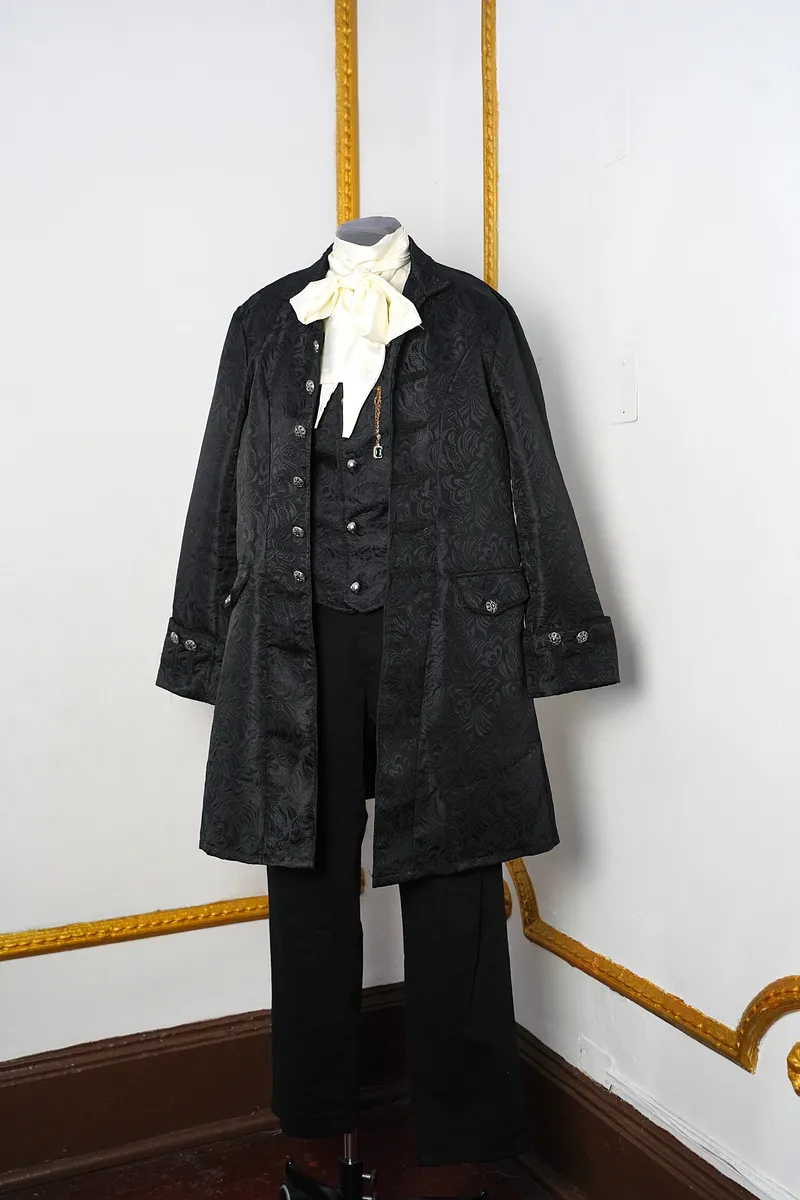 David (conjunto): chaqueta oscura, lazo claro y broche para un noble, príncipe o consejero de una corte humana.