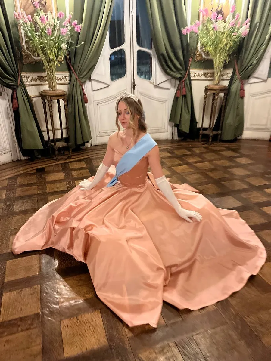 Anastasia de Larrein: vestido rosado amplio para una princesa feérica, reina de primavera o corte luminosa.