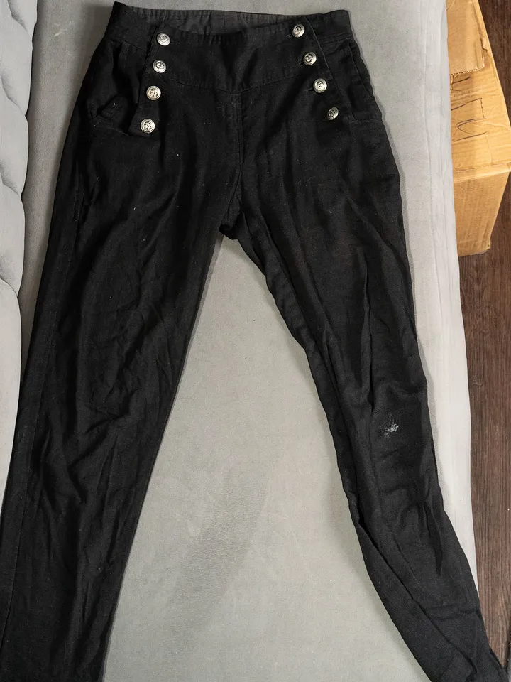 Pantalon negro con botones