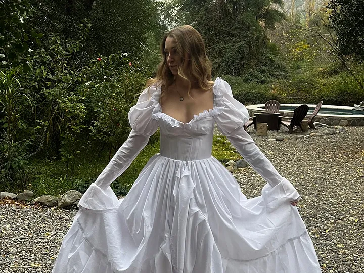 Cisne Blanco: vestido blanco de mangas abullonadas y falda amplia, romántico y nupcial.