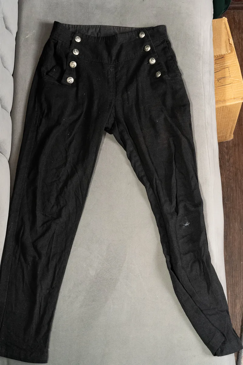 Pantalon negro con botones